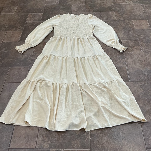 Dresses & Skirts - 💎2/$18💎 Elegant Cream Maxi Dress